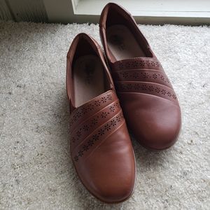 Woman's size 9w clarks slip-on shoes